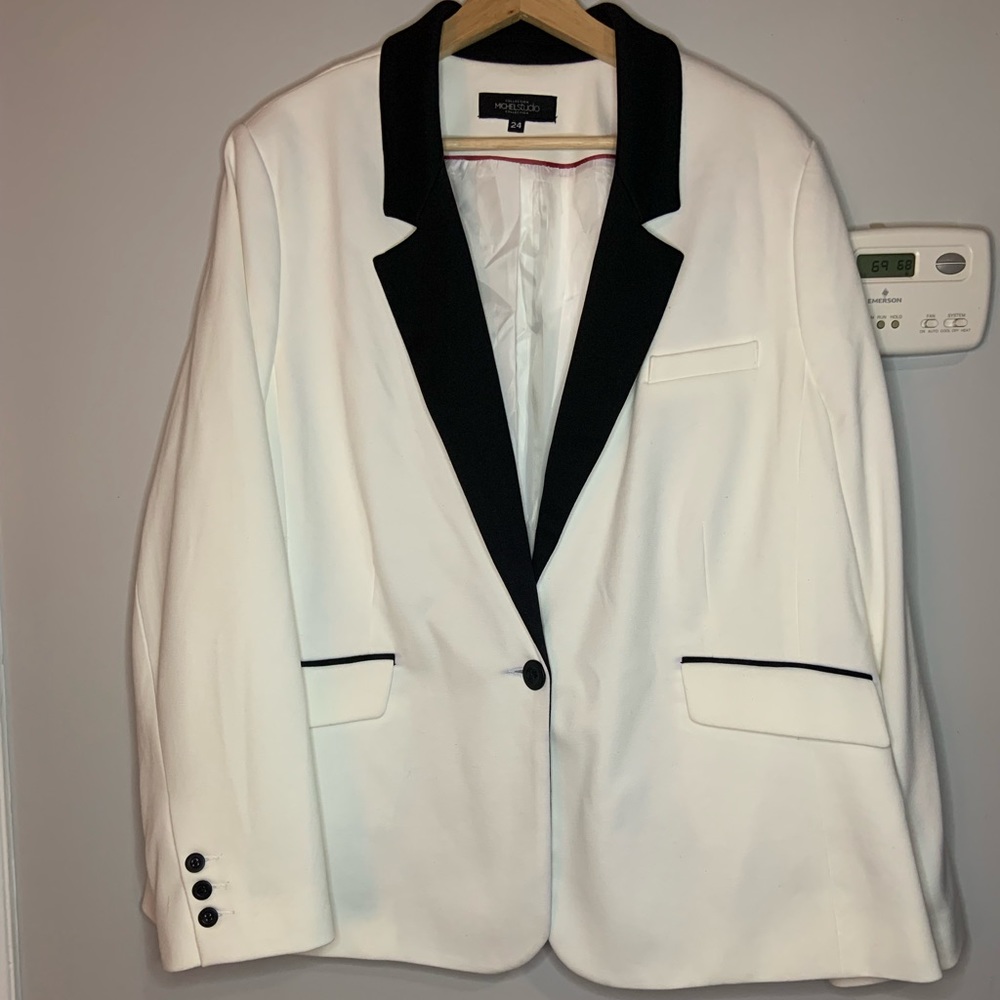 Plus size 24 “tuxedo” style cotton blazer by Michel Studio collection.